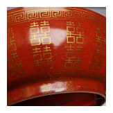 Korallenrot glasierter Teller mit Gl&uuml;ckssymbolen, China, wohl sp&auml;tes 19./Anfang 20. Jhdt.