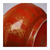 Korallenrot glasierter Teller mit Gl&uuml;ckssymbolen, China, wohl sp&auml;tes 19./Anfang 20. Jhdt.
