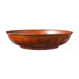 Korallenrot glasierter Teller mit Gl&uuml;ckssymbolen, China, wohl sp&auml;tes 19./Anfang 20. Jhdt.