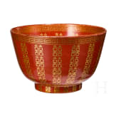 Korallenrot glasierte Schale mit Gl&uuml;ckssymbolen, China, wohl sp&auml;tes 19./Anfang 20. Jhdt.