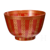 Korallenrot glasierte Schale mit Gl&uuml;ckssymbolen, China, wohl sp&auml;tes 19./Anfang 20. Jhdt.