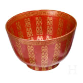 Korallenrot glasierte Schale mit Gl&uuml;ckssymbolen, China, wohl sp&auml;tes 19./Anfang 20. Jhdt.