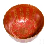 Korallenrot glasierte Schale mit Gl&uuml;ckssymbolen, China, wohl sp&auml;tes 19./Anfang 20. Jhdt.