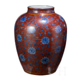 Sehr gro&szlig;e Vase mit Lotusbl&uuml;ten, China, wohl sp&auml;te Ming-Dynastie