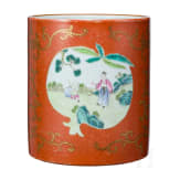 Korallenrot glasierter Famille-rose-Pinseltopf, China, wohl sp&auml;tes 19. Jhdt.