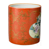 Korallenrot glasierter Famille-rose-Pinseltopf, China, wohl sp&auml;tes 19. Jhdt.