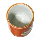 Korallenrot glasierter Famille-rose-Pinseltopf, China, wohl sp&auml;tes 19. Jhdt.