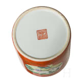 Korallenrot glasierter Famille-rose-Pinseltopf, China, wohl sp&auml;tes 19. Jhdt.