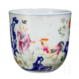 Seltene Famille-rose-Tasse "Junge mit H&uuml;hnern", China, wohl sp&auml;tes 19./Anfang 20. Jhdt.