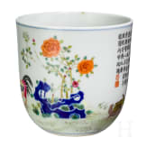 Seltene Famille-rose-Tasse "Junge mit H&uuml;hnern", China, wohl sp&auml;tes 19./Anfang 20. Jhdt.