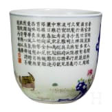 Seltene Famille-rose-Tasse "Junge mit H&uuml;hnern", China, wohl sp&auml;tes 19./Anfang 20. Jhdt.