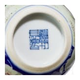 Seltene Famille-rose-Tasse "Junge mit H&uuml;hnern", China, wohl sp&auml;tes 19./Anfang 20. Jhdt.
