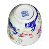 Seltene Famille-rose-Tasse "Junge mit H&uuml;hnern", China, wohl sp&auml;tes 19./Anfang 20. Jhdt.