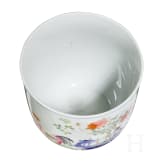Seltene Famille-rose-Tasse "Junge mit H&uuml;hnern", China, wohl sp&auml;tes 19./Anfang 20. Jhdt.