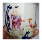 Seltene Famille-rose-Tasse "Junge mit H&uuml;hnern", China, wohl sp&auml;tes 19./Anfang 20. Jhdt.