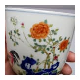 Seltene Famille-rose-Tasse "Junge mit H&uuml;hnern", China, wohl sp&auml;tes 19./Anfang 20. Jhdt.