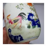 Seltene Famille-rose-Tasse "Junge mit H&uuml;hnern", China, wohl sp&auml;tes 19./Anfang 20. Jhdt.