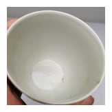 Seltene Famille-rose-Tasse "Junge mit H&uuml;hnern", China, wohl sp&auml;tes 19./Anfang 20. Jhdt.