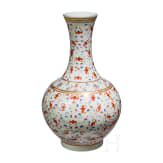 Gro&szlig;e Famille-rose-Vase mit Flederm&auml;usen und Guangxu-Sechszeichenmarke, China, wohl aus dieser Zeit