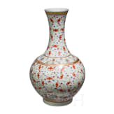 Gro&szlig;e Famille-rose-Vase mit Flederm&auml;usen und Guangxu-Sechszeichenmarke, China, wohl aus dieser Zeit