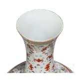 Gro&szlig;e Famille-rose-Vase mit Flederm&auml;usen und Guangxu-Sechszeichenmarke, China, wohl aus dieser Zeit