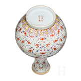 Gro&szlig;e Famille-rose-Vase mit Flederm&auml;usen und Guangxu-Sechszeichenmarke, China, wohl aus dieser Zeit