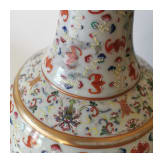 Gro&szlig;e Famille-rose-Vase mit Flederm&auml;usen und Guangxu-Sechszeichenmarke, China, wohl aus dieser Zeit