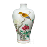 Famille-rose-Meiping-Vase mit Vogel und Bl&uuml;ten, China, wohl Yongzheng-Periode