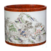 Gro&szlig;er Famille-rose-Pinseltopf in Holzoptik, China, wohl sp&auml;tes 19./Anfang 20. Jhdt.