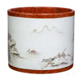 Gro&szlig;er Famille-rose-Pinseltopf in Holzoptik, China, wohl sp&auml;tes 19./Anfang 20. Jhdt.