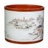 Gro&szlig;er Famille-rose-Pinseltopf in Holzoptik, China, wohl sp&auml;tes 19./Anfang 20. Jhdt.