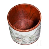 Gro&szlig;er Famille-rose-Pinseltopf in Holzoptik, China, wohl sp&auml;tes 19./Anfang 20. Jhdt.