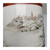 Gro&szlig;er Famille-rose-Pinseltopf in Holzoptik, China, wohl sp&auml;tes 19./Anfang 20. Jhdt.