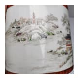 Gro&szlig;er Famille-rose-Pinseltopf in Holzoptik, China, wohl sp&auml;tes 19./Anfang 20. Jhdt.