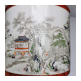 Gro&szlig;er Famille-rose-Pinseltopf in Holzoptik, China, wohl sp&auml;tes 19./Anfang 20. Jhdt.