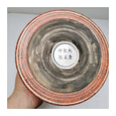 Gro&szlig;er Famille-rose-Pinseltopf in Holzoptik, China, wohl sp&auml;tes 19./Anfang 20. Jhdt.
