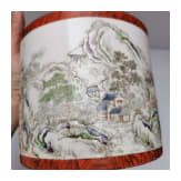 Gro&szlig;er Famille-rose-Pinseltopf in Holzoptik, China, wohl sp&auml;tes 19./Anfang 20. Jhdt.