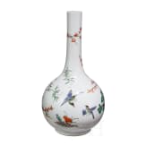 Famille-verte-Langhalsvase mit Vogel- und Blumendekor, China, wohl Kangxi-Periode