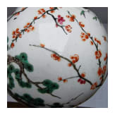 Famille-verte-Langhalsvase mit Vogel- und Blumendekor, China, wohl Kangxi-Periode