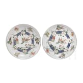 Zwei gro&szlig;e Famille-verte-Teller mit fig&uuml;rlichem Dekor, China, wohl Kangxi-Periode (18. Jhdt.)
