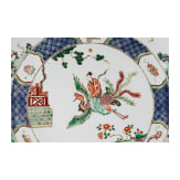 Zwei gro&szlig;e Famille-verte-Teller mit fig&uuml;rlichem Dekor, China, wohl Kangxi-Periode (18. Jhdt.)