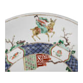 Zwei gro&szlig;e Famille-verte-Teller mit fig&uuml;rlichem Dekor, China, wohl Kangxi-Periode (18. Jhdt.)