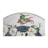 Zwei gro&szlig;e Famille-verte-Teller mit fig&uuml;rlichem Dekor, China, wohl Kangxi-Periode (18. Jhdt.)