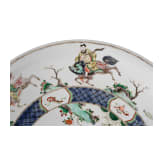 Zwei gro&szlig;e Famille-verte-Teller mit fig&uuml;rlichem Dekor, China, wohl Kangxi-Periode (18. Jhdt.)