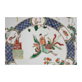 Zwei gro&szlig;e Famille-verte-Teller mit fig&uuml;rlichem Dekor, China, wohl Kangxi-Periode (18. Jhdt.)