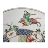 Zwei gro&szlig;e Famille-verte-Teller mit fig&uuml;rlichem Dekor, China, wohl Kangxi-Periode (18. Jhdt.)