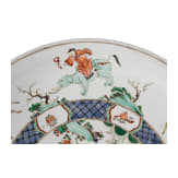 Zwei gro&szlig;e Famille-verte-Teller mit fig&uuml;rlichem Dekor, China, wohl Kangxi-Periode (18. Jhdt.)