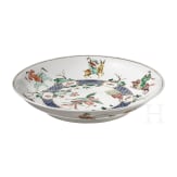 Zwei gro&szlig;e Famille-verte-Teller mit fig&uuml;rlichem Dekor, China, wohl Kangxi-Periode (18. Jhdt.)