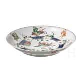 Zwei gro&szlig;e Famille-verte-Teller mit fig&uuml;rlichem Dekor, China, wohl Kangxi-Periode (18. Jhdt.)