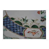 Zwei gro&szlig;e Famille-verte-Teller mit fig&uuml;rlichem Dekor, China, wohl Kangxi-Periode (18. Jhdt.)